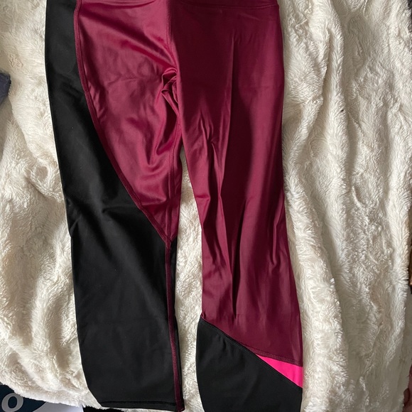 Victoria’s Secret Cropped Knockout Capri Legging Size M NWT - Picture 4 of 4